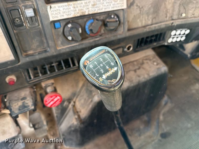 image for item EP0796 1999 International 4700 flatbed truck