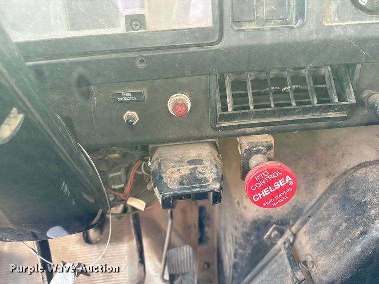 image for item EP0796 1999 International 4700 flatbed truck