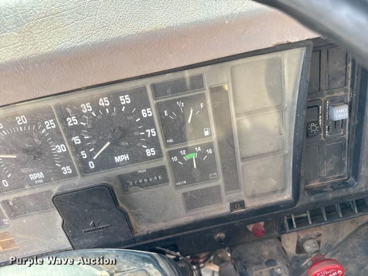 image for item EP0796 1999 International 4700 flatbed truck