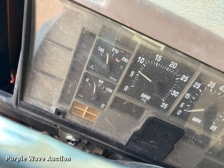 image for item EP0796 1999 International 4700 flatbed truck