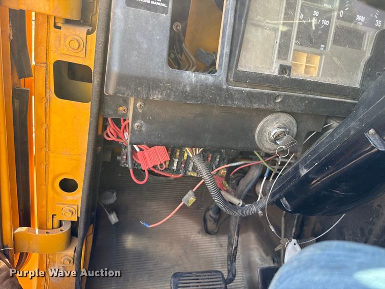 image for item EP0796 1999 International 4700 flatbed truck