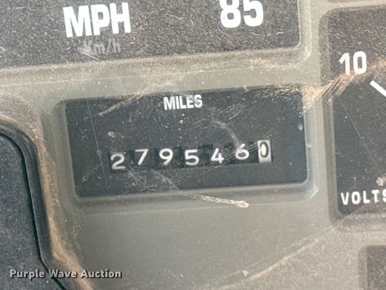 image for item EP0796 1999 International 4700 flatbed truck