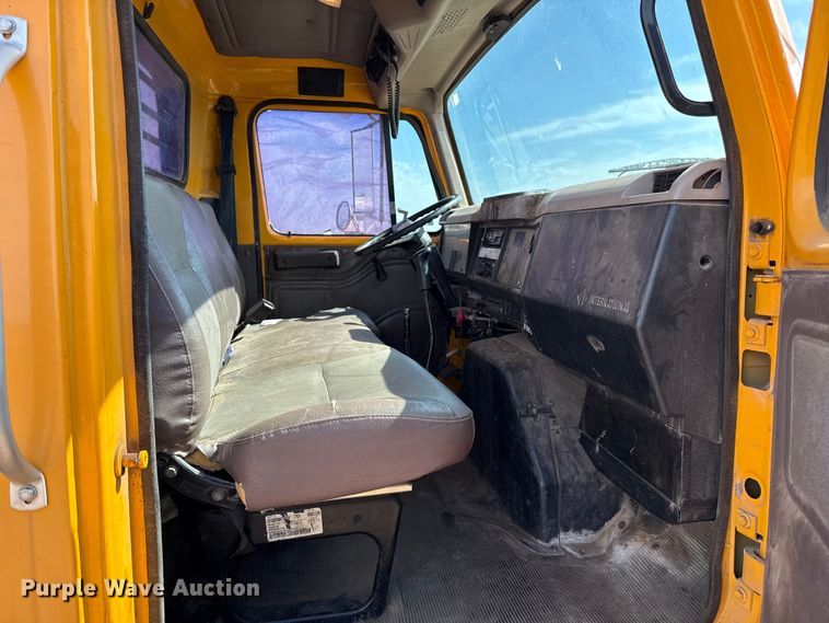 image for item EP0796 1999 International 4700 flatbed truck