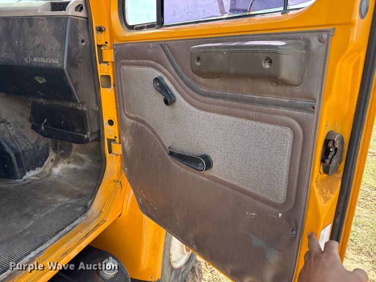 image for item EP0796 1999 International 4700 flatbed truck