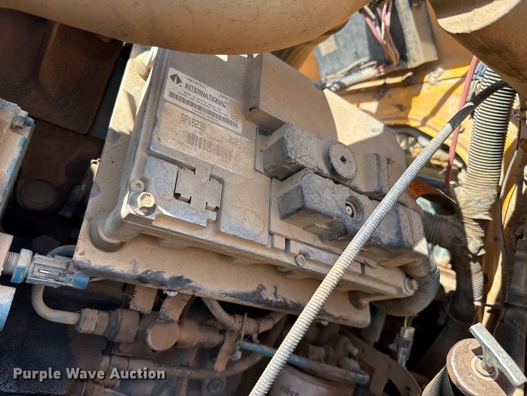 image for item EP0796 1999 International 4700 flatbed truck