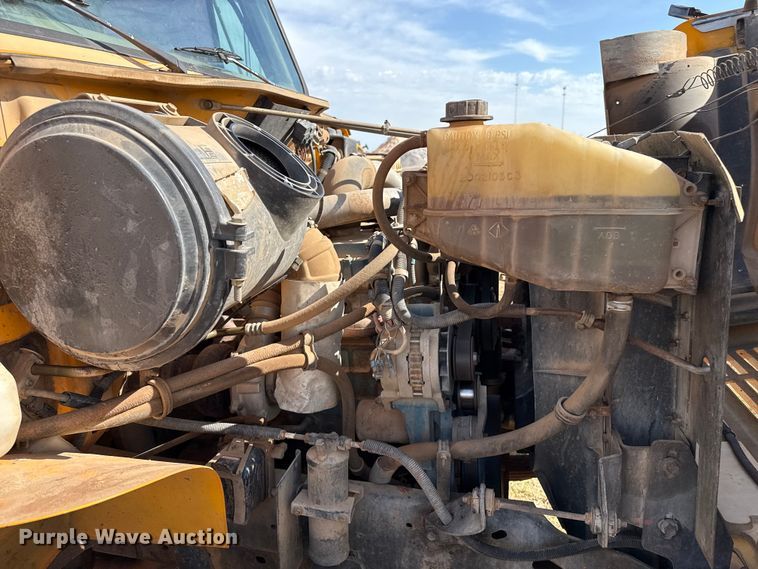 image for item EP0796 1999 International 4700 flatbed truck