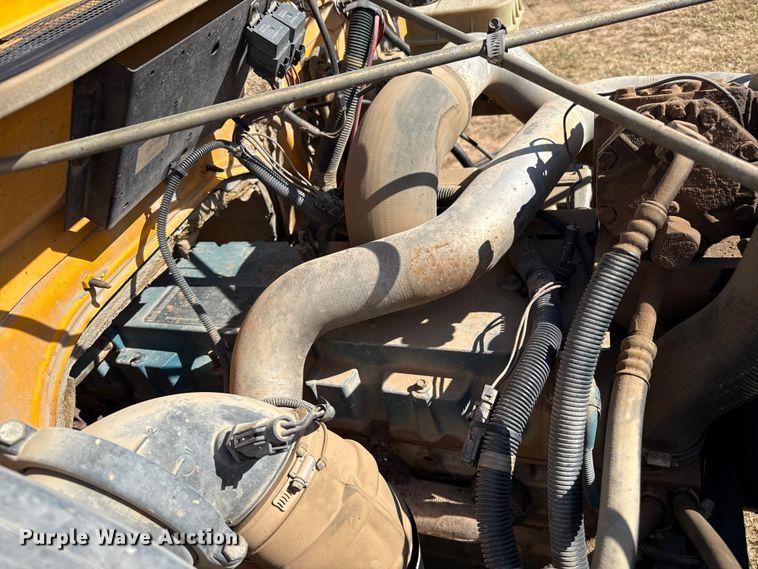 image for item EP0796 1999 International 4700 flatbed truck