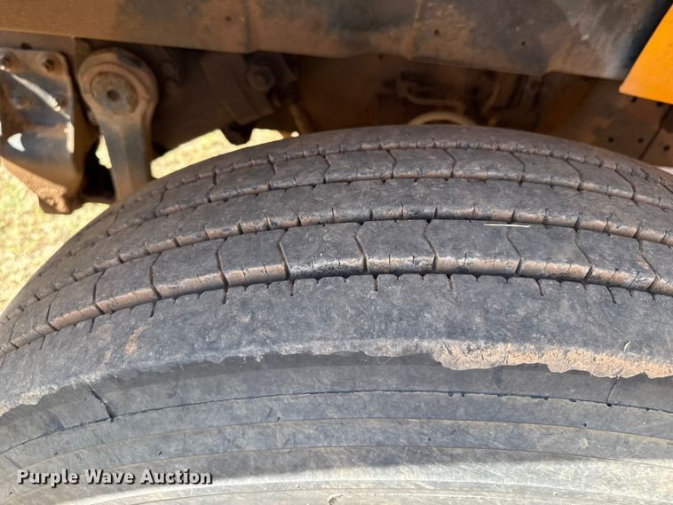 image for item EP0796 1999 International 4700 flatbed truck