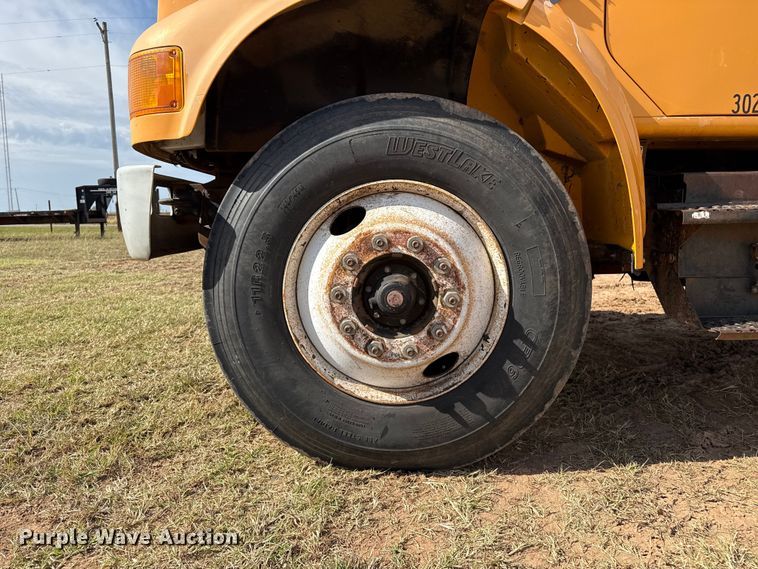 image for item EP0796 1999 International 4700 flatbed truck