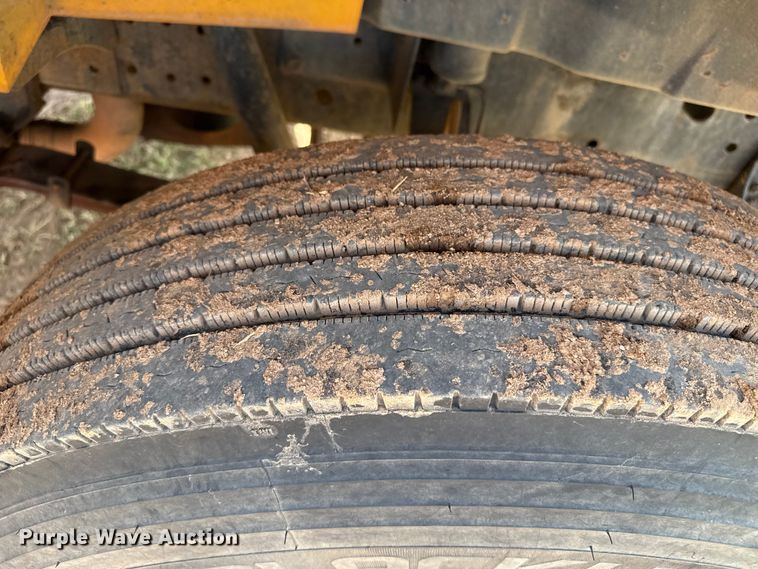 image for item EP0796 1999 International 4700 flatbed truck