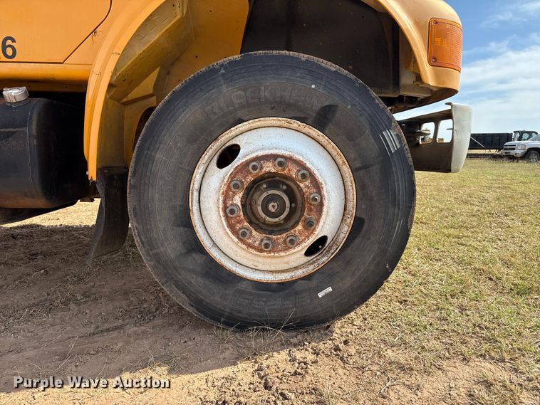 image for item EP0796 1999 International 4700 flatbed truck