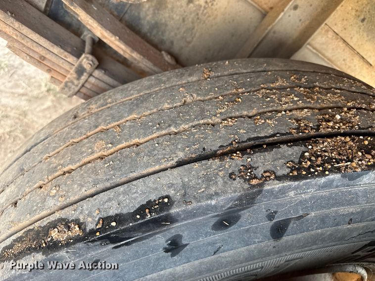 image for item EP0796 1999 International 4700 flatbed truck