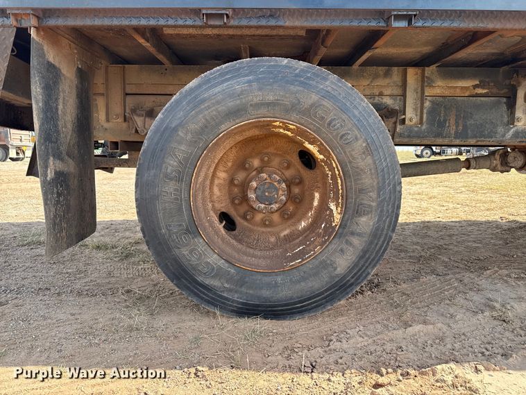 image for item EP0796 1999 International 4700 flatbed truck