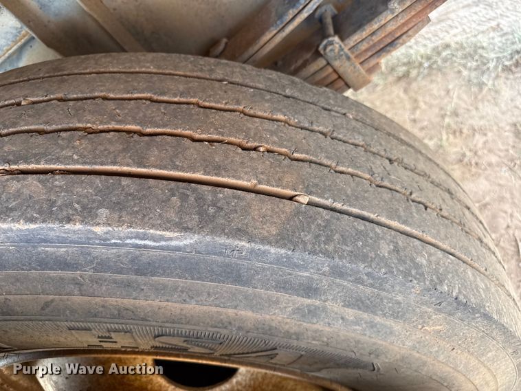 image for item EP0796 1999 International 4700 flatbed truck