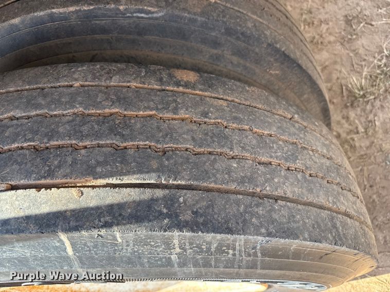 image for item EP0796 1999 International 4700 flatbed truck