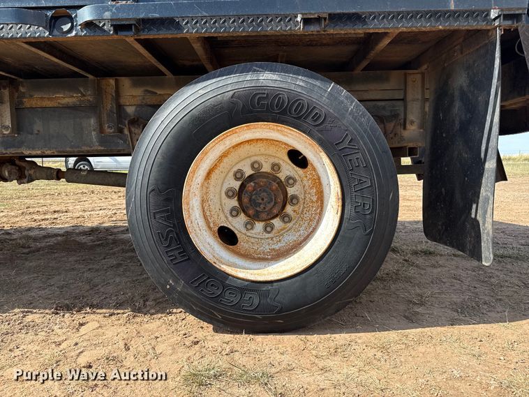 image for item EP0796 1999 International 4700 flatbed truck