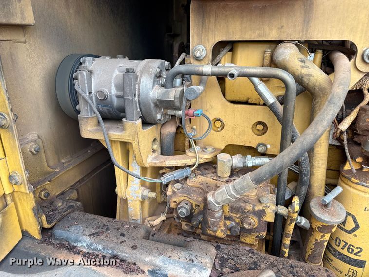 image for item EP0805 2004 Caterpillar 140H motor grader
