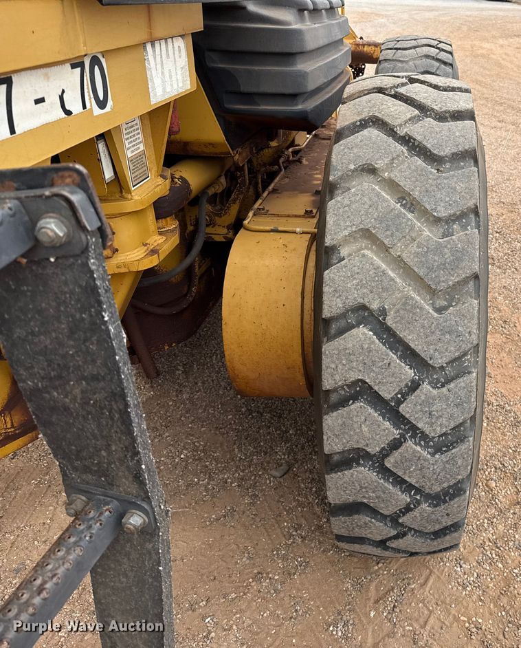 image for item EP0805 2004 Caterpillar 140H motor grader