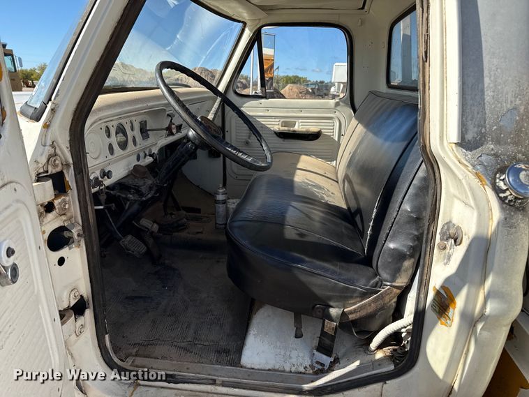 image for item EP0811 1971 Ford F600 digger derrick truck