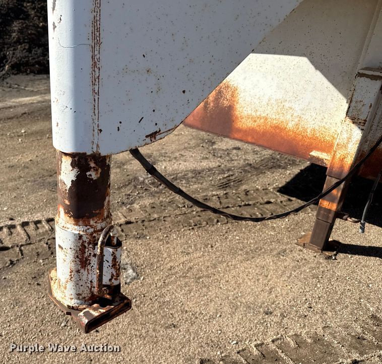 image for item EP0813 1988 W-W enclosed cargo trailer