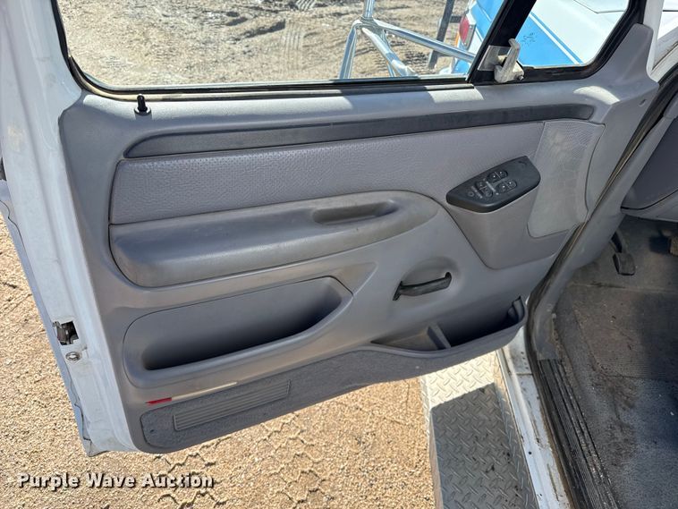 image for item EP0818 1997 Ford F350 XLT ambulance