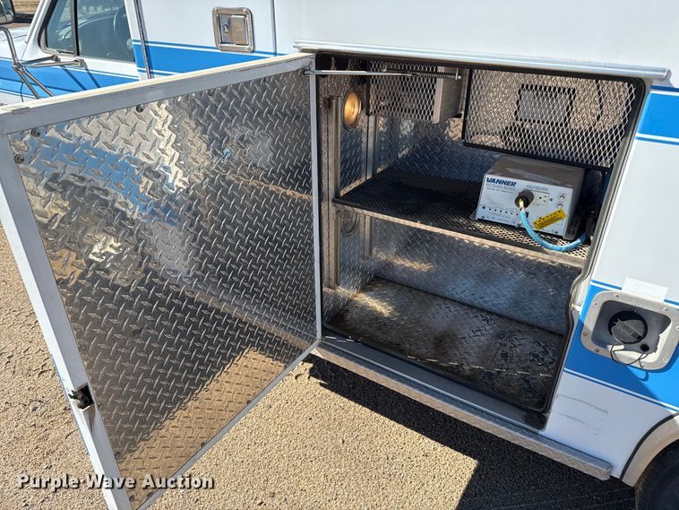 image for item EP0818 1997 Ford F350 XLT ambulance