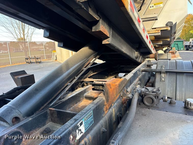 image for item ER0230 2012 Freightliner 108SD hook lift truck