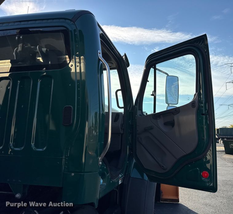 image for item ER0230 2012 Freightliner 108SD hook lift truck