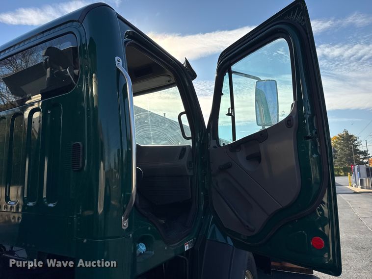 image for item ER0230 2012 Freightliner 108SD hook lift truck