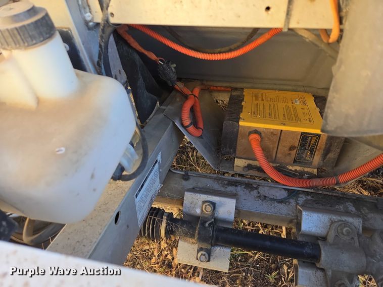 image for item ES2528 2002 Ford Th!nk Neighbor golf cart