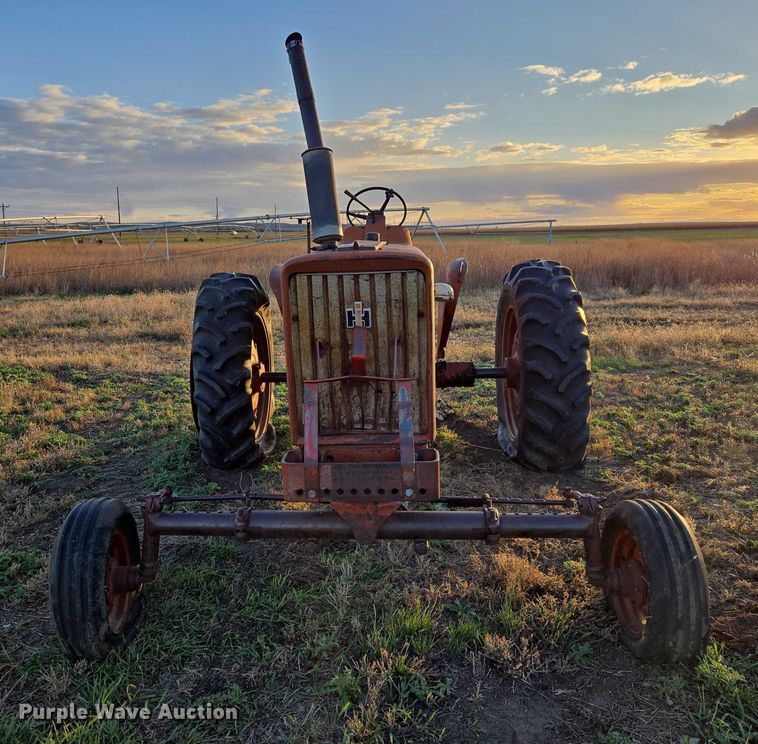 image for item ES2529 International Harvester Farmall 706 tractor