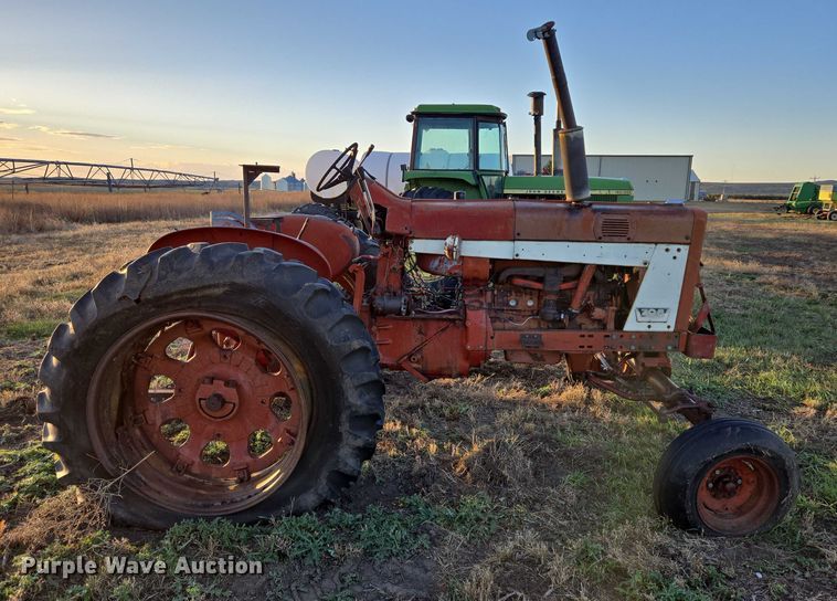 image for item ES2529 International Harvester Farmall 706 tractor