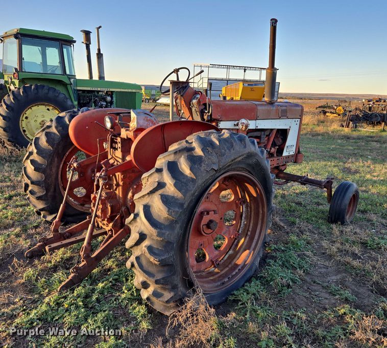 image for item ES2529 International Harvester Farmall 706 tractor