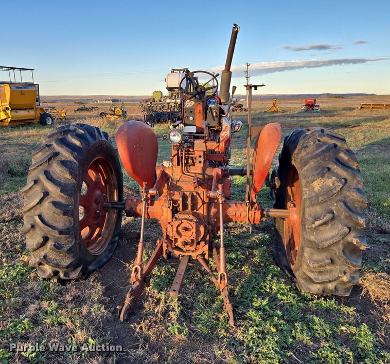 image for item ES2529 International Harvester Farmall 706 tractor