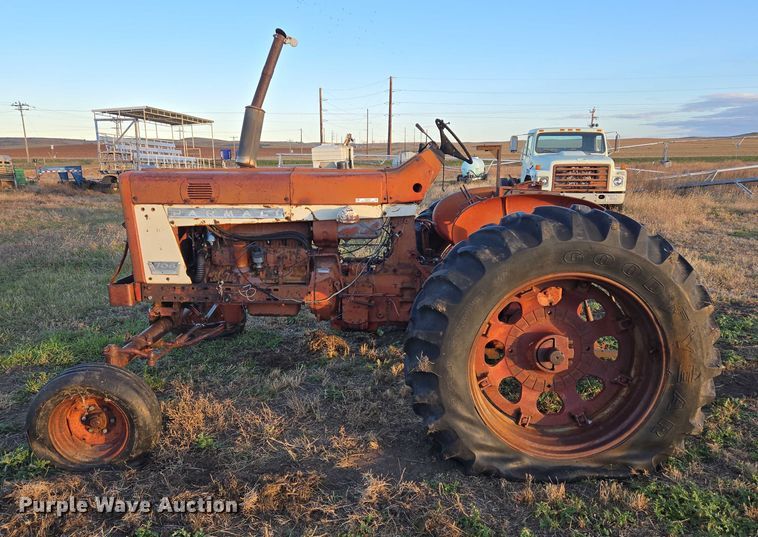 image for item ES2529 International Harvester Farmall 706 tractor
