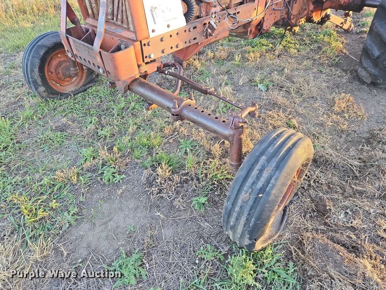 image for item ES2529 International Harvester Farmall 706 tractor
