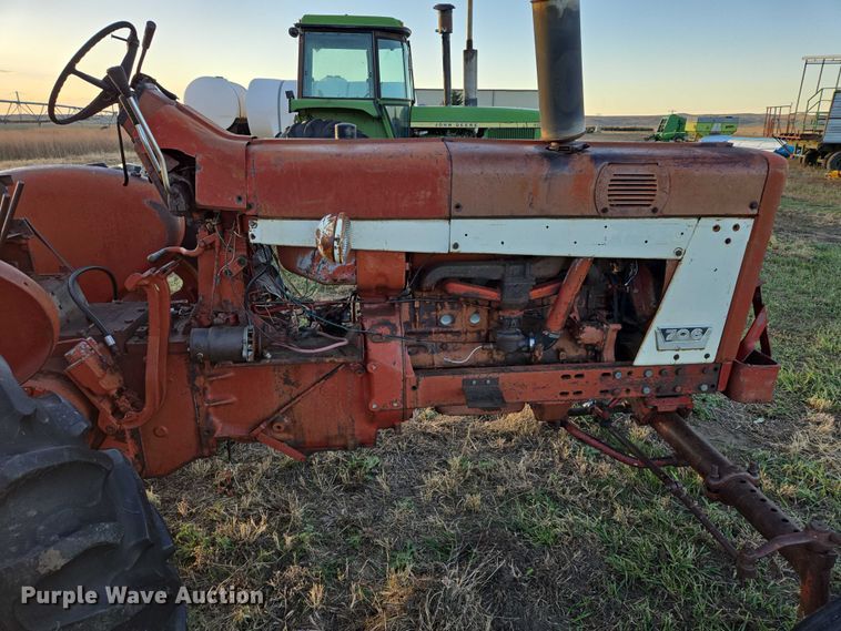 image for item ES2529 International Harvester Farmall 706 tractor