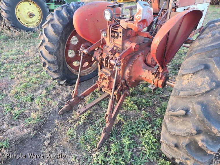 image for item ES2529 International Harvester Farmall 706 tractor