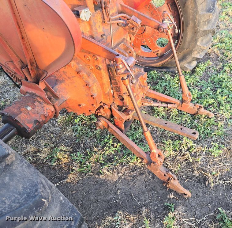 image for item ES2529 International Harvester Farmall 706 tractor