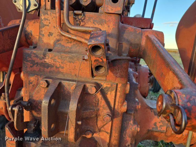 image for item ES2529 International Harvester Farmall 706 tractor