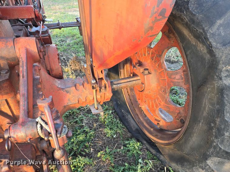 image for item ES2529 International Harvester Farmall 706 tractor