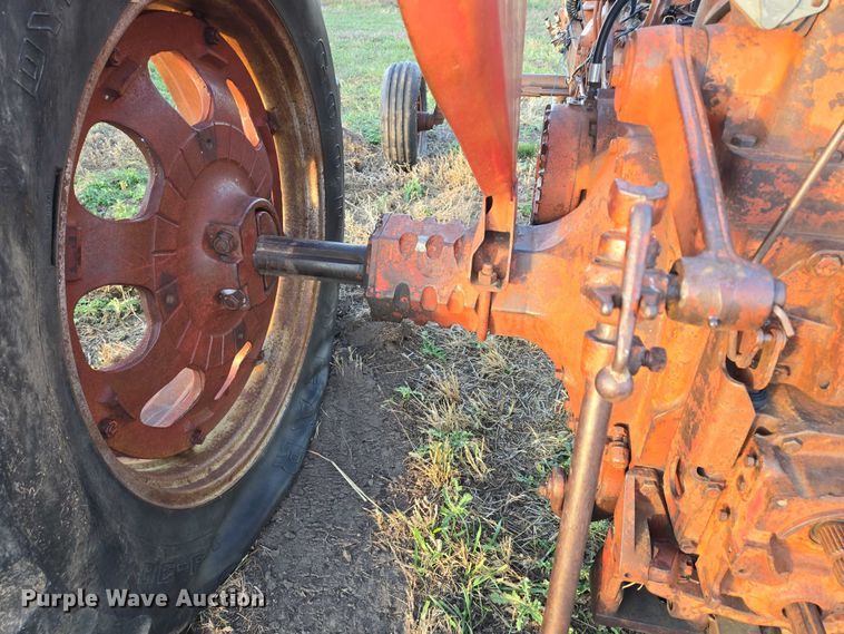 image for item ES2529 International Harvester Farmall 706 tractor