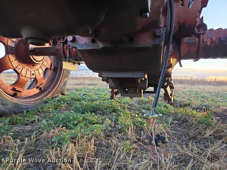 image for item ES2529 International Harvester Farmall 706 tractor