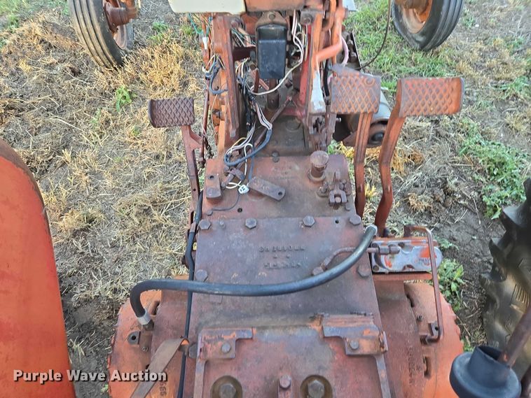 image for item ES2529 International Harvester Farmall 706 tractor