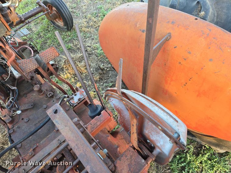 image for item ES2529 International Harvester Farmall 706 tractor