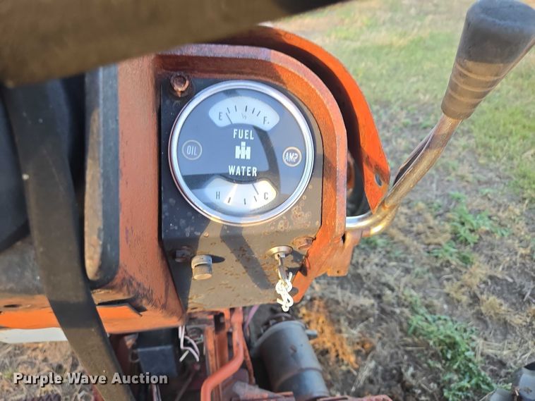 image for item ES2529 International Harvester Farmall 706 tractor