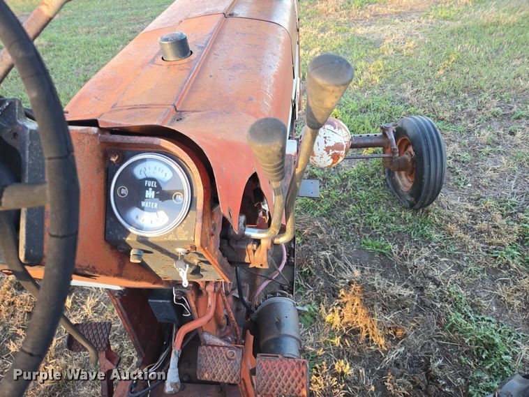 image for item ES2529 International Harvester Farmall 706 tractor