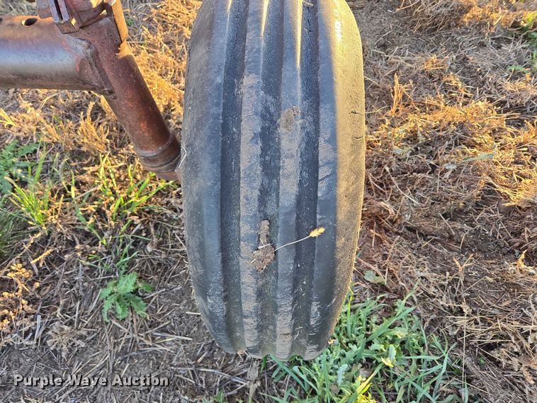 image for item ES2529 International Harvester Farmall 706 tractor