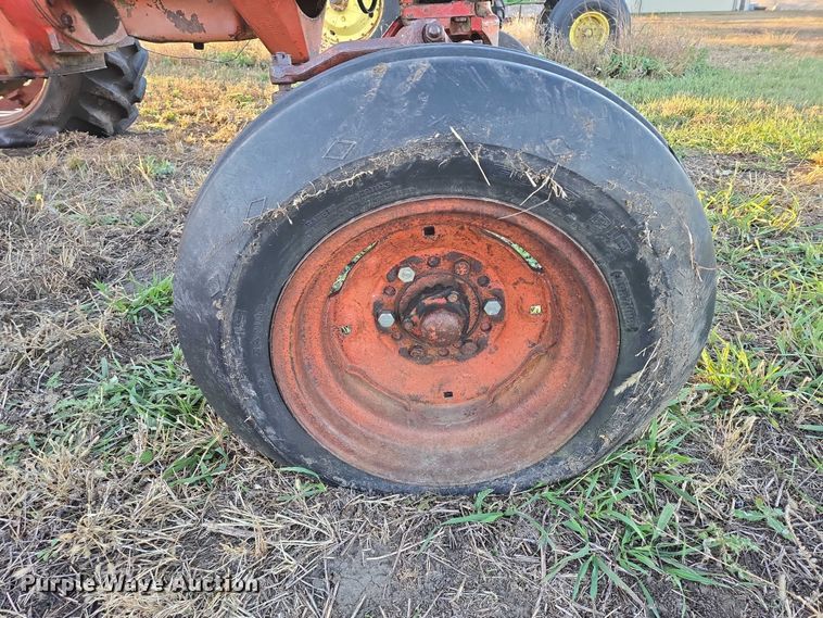 image for item ES2529 International Harvester Farmall 706 tractor