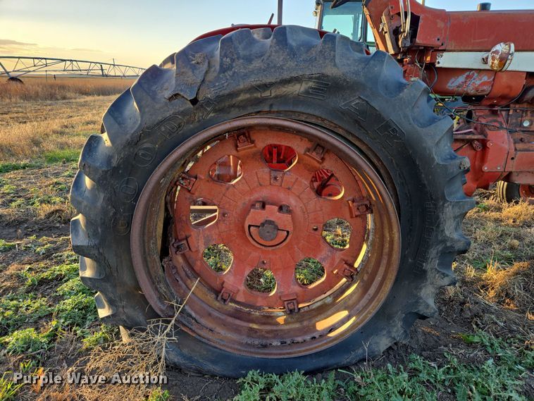 image for item ES2529 International Harvester Farmall 706 tractor